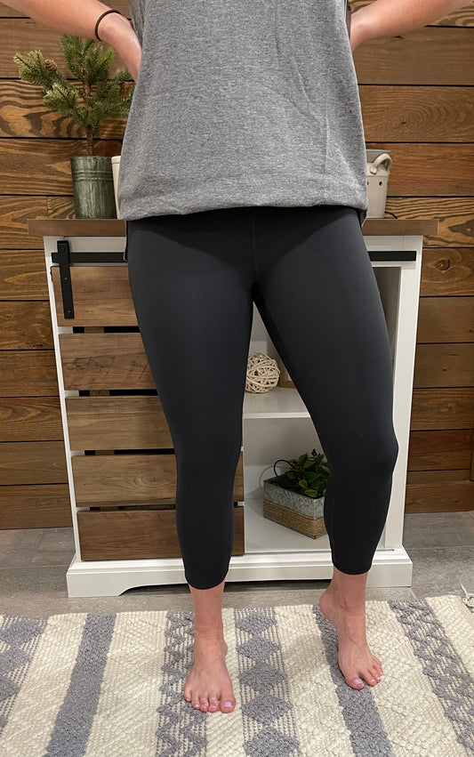 Highwaist Teardrop Cut Out Capri Leggings